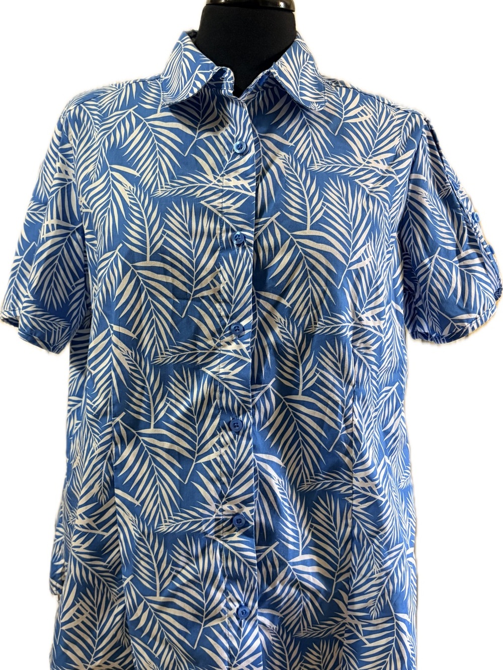 Vintage Women's Blue and White Leaf-Print Button Down Shirt